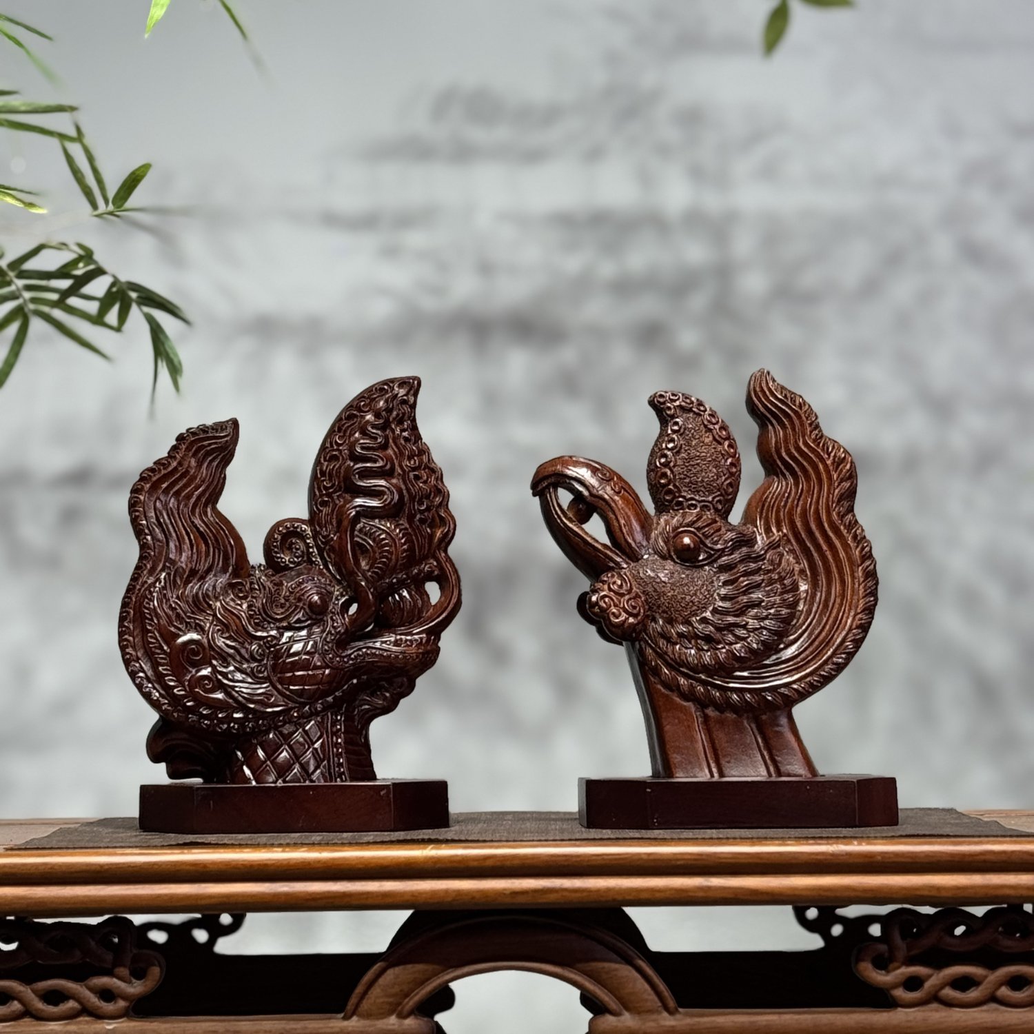 Cặp Long Phụng thời Lý trưng bày trên bàn gỗ
